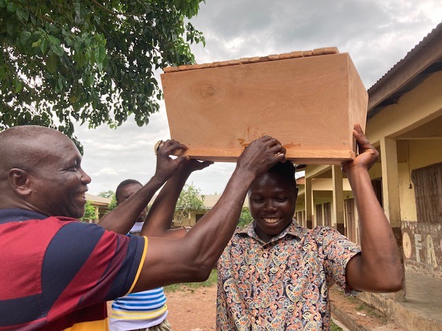 Kokosschalen-Sammlung in Ghana